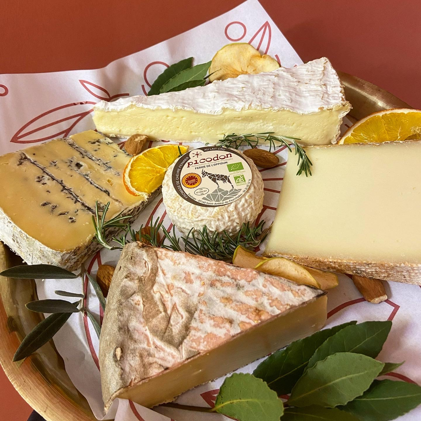 Cigale And Fourmi Commandez De Délicieux Plateaux De Fromages Pour Les Fêtes De Fin Dannée 